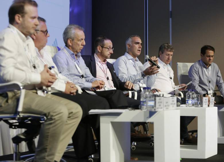 Los operadores de las principales empresas del país pidieron, entre otras cosas, la reducción en la carga tributaria. FOTO cortesía