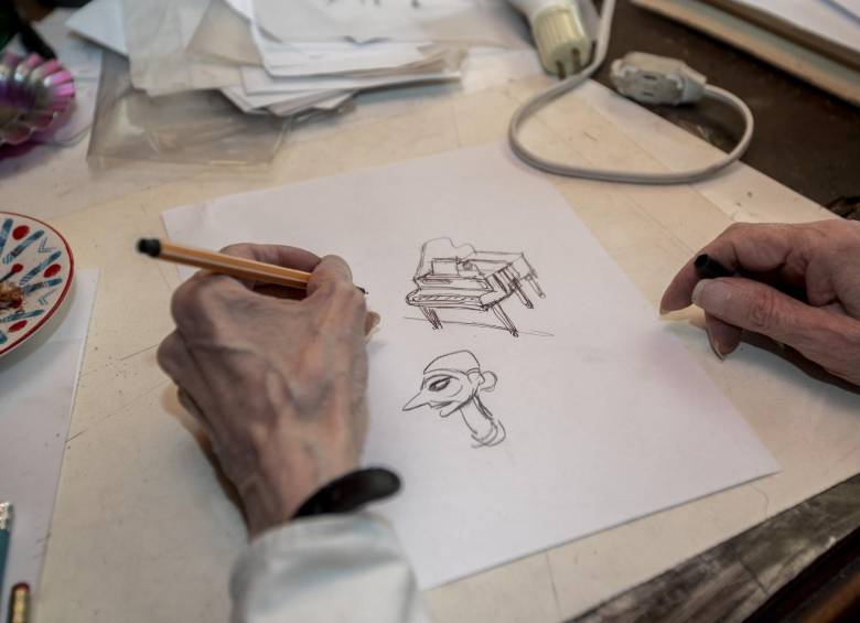 A Elkin Obregón le gusta trabajar sin metodología y tiempos fijos. Repite trazos, cambia ángulos, hasta que sale (o no) el dibujo. 