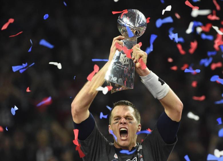 En la imagen aparece Tom Brady celebrando la histórica remontada de los Patriotas de Nueva Inglaterra en el Super Bowl. FOTO AFP