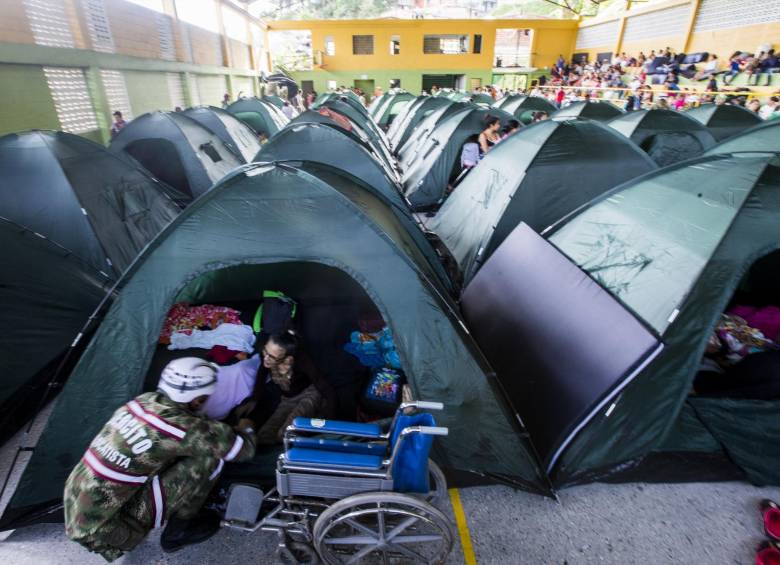 Ejército y Policía, más allá de sus funciones de vigilancia, trabajan en la atención de las personas evacuadas. FOTO julio c. herrera