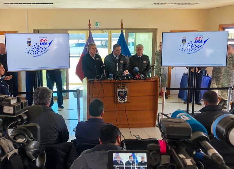 General de la Fuerza Aérea de Chile, Arturo Merino, habla durante una conferencia de prensa sobre el avión de carga Hércules C-130 de la Fuerza Aérea de Chile que desapareció en el mar entre el extremo sur de Sudamérica y la Antártida el lunes. Foto: AFP.