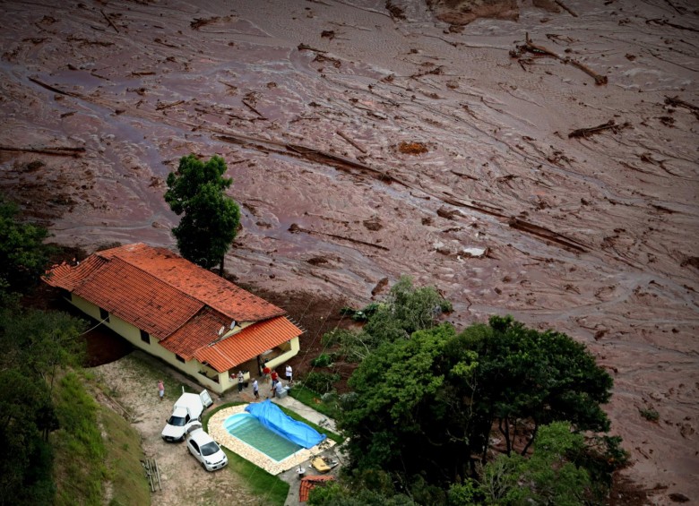 Fotografía aérea de este sábado del desastre causado por la rotura de una presa que contenía residuos minerales de la compañía Vale. FOTO EFE