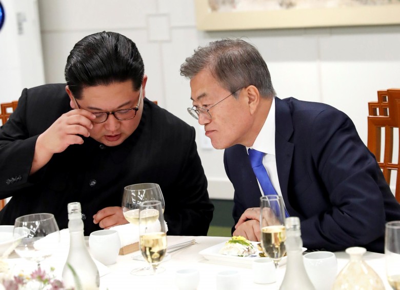 El pasado viernes, los jefes de Estado de las dos Coreas se comprometieron a buscar vías para pacificar la región. FOTO Reuters