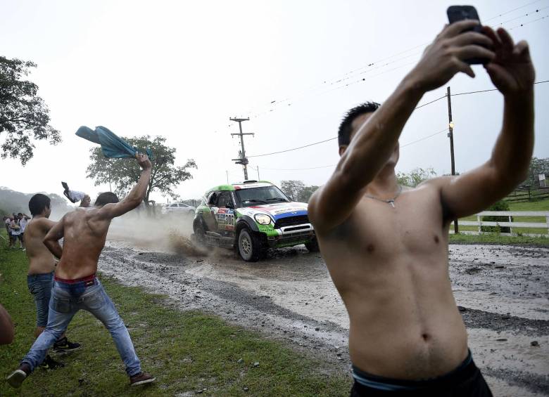 Tomarse selfies y hasta “hacerse bañar” por el pantano que despiden los motorizados a su paso es otra afición por el Rally. 