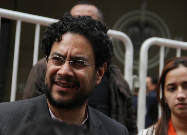 Iván Cepeda se notificó ante la Procuraduría General de la Nación del pliego de cargos que le fue formulado por supuestamente haber visitado a paramilitares, para buscar testimonios en contra del expresidente Álvaro Uribe. FOTO COLPRENSA