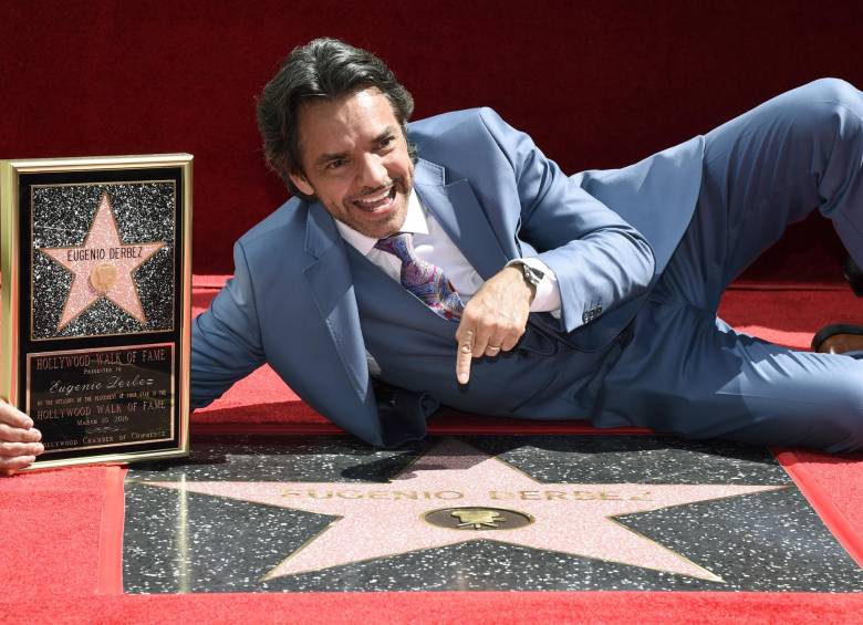 Derbez posa con la estrella que ahora estará en el paseo de la fama. FOTO AP