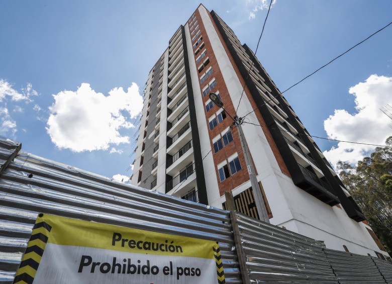 La segunda torre de Altos del Lago, en Rionegro, solo llegó hasta el tercer piso cuando fue evacuado. FOTO RóBINSON SÁENZ