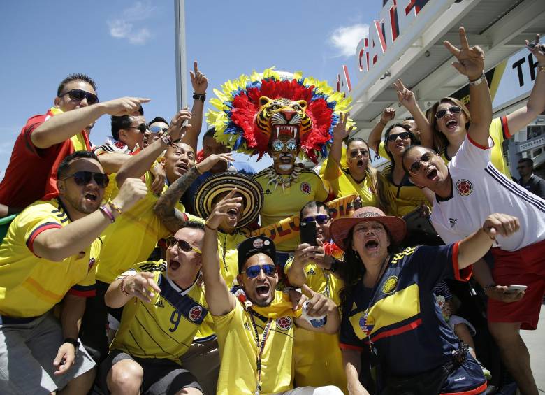 Desde temprano, los compatriotas se tomaron los alrededores del Levi’s Stadium en Santa Clara. Foto AP