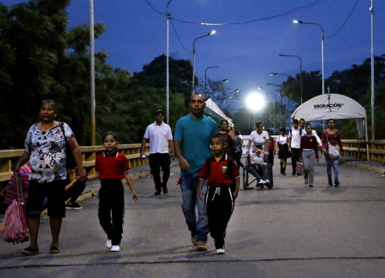 Caminar de Venezuela a Colombia, única opción que tuvieron los estudiantes la semana pasada. FOTO EFE