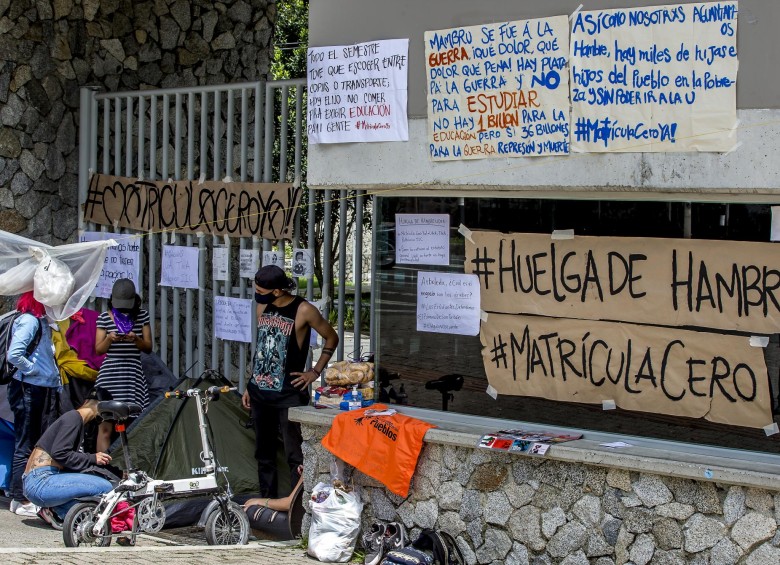 Hasta la noche del jueves, los estudiantes que hacían huelga de hambre a las afueras de la Universidad de Antioquia completaban 200 horas de manifestación. FOTO juan antonio sánchez