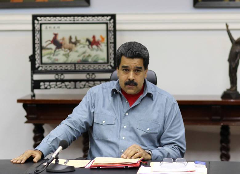 Maduro hizo el anuncio en medio de la reunión con sus ministros, transmitida a la nación en cadena de radio y televisión. FOTO Reuters