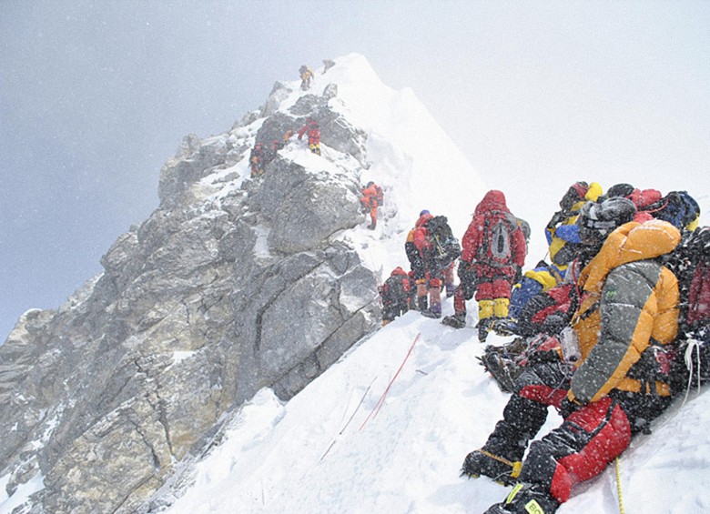 En la imagen, la expedición cerca de alcanzar la cumbre del Everest, la montaña más alta del planeta. FOTO Expedición 7 Cumbres