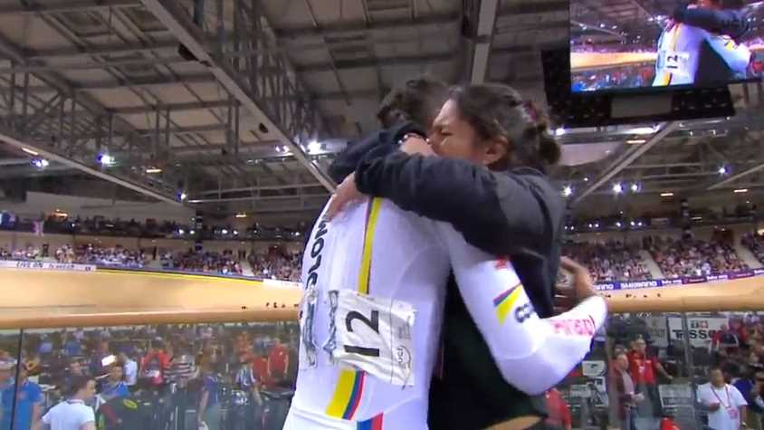 Abrazo del triunfo con su hermana, la también corredora Juliana Gaviria. FOTO TOMADA DE UCI
