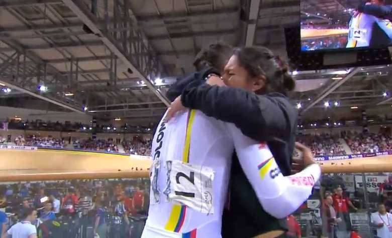 El abrazo del triunfo con su hermana, la también corredora Juliana Gaviria. FOTO CAPTURA DE PANTALLA