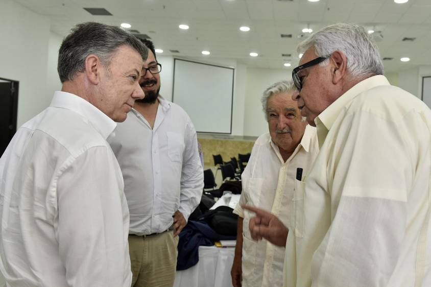 En Cartagena se reunieron los representantes del Gobierno encabezado por el presidente Juan Manuel Santos (Izq), los líderes de Farc y los expresidentes de Uruguay, José Mujica (der fondo) y del gobierno Español, Felipe González (der). FOTO Cortesía Presidencia