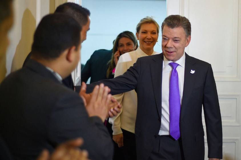 El presidente Juan Manuel Santos después de enterarse del anuncio del premio Nobel de Paz. FOTO Presidencia