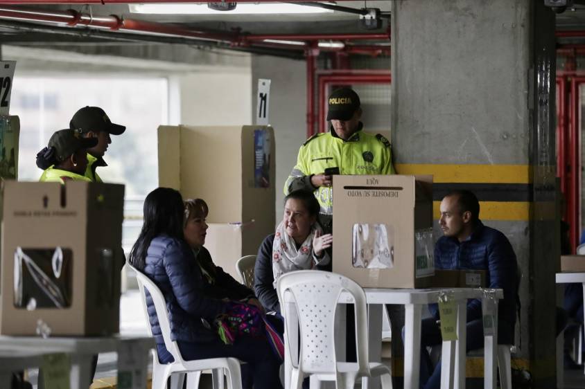 El próximo 27 de octubre se abrirán las urnas. 694 candidatos ya no podrán ser elegidos. FOTO Colprensa