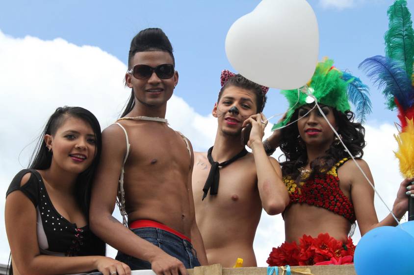 Los participantes aprovecharon el desfile para pedir que, así como se copian tantas cosas de Estados Unidos, también se tome en Colombia esa misma decisión. FOTO RÓBINSON SÁENZ