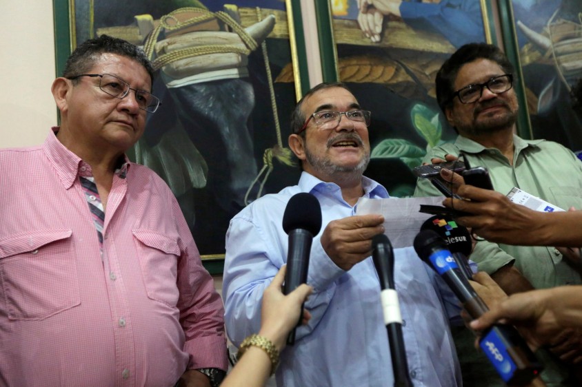 “La paz triunfará”, afirmó ayer alias “Timochenko” (centro), luego de conocerse el rechazo en las urnas a los acuerdos de La Habana. Lo acompañan alias “Pablo Catatumbo” (izq.) e “Iván Márquez”.FOTO Reuters