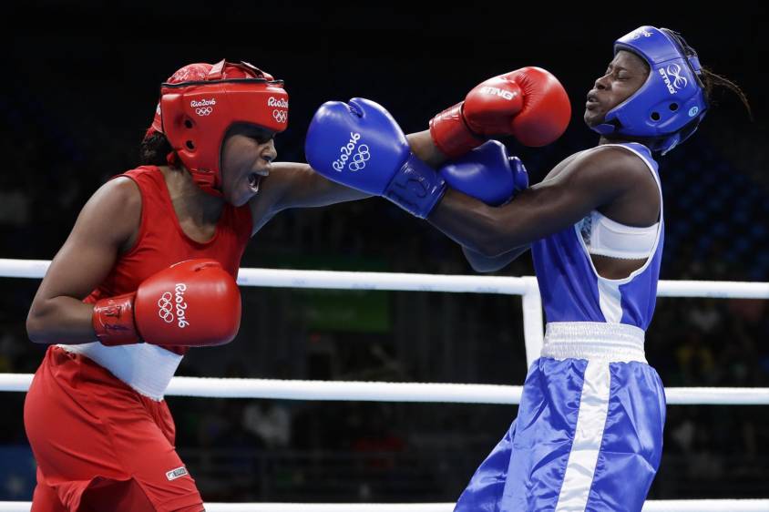 Los puños de Íngrit Valencia (rojo) fueron tan letales que en el tercer asalto el árbitro determinó que la centroafricana Judith Mbougnade, su rival, no estaba en condiciones de continuar. FOTO AP