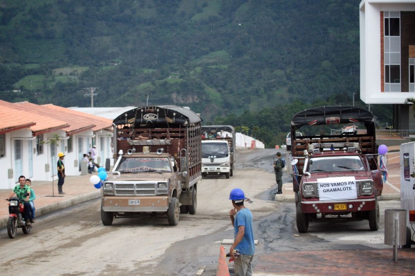 Una docena de camiones llegó al nuevo casco urbano con los trasteos de las primeras familias de Gramalote. FOTO: Fondo Adaptación