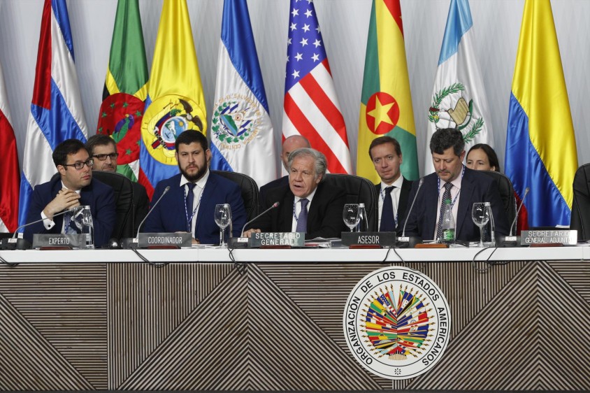 En el centro está el secretario general de la OEA, Luis Almagro. Lo acompañan opositores venezolanos. FOTO Jaime Pérez