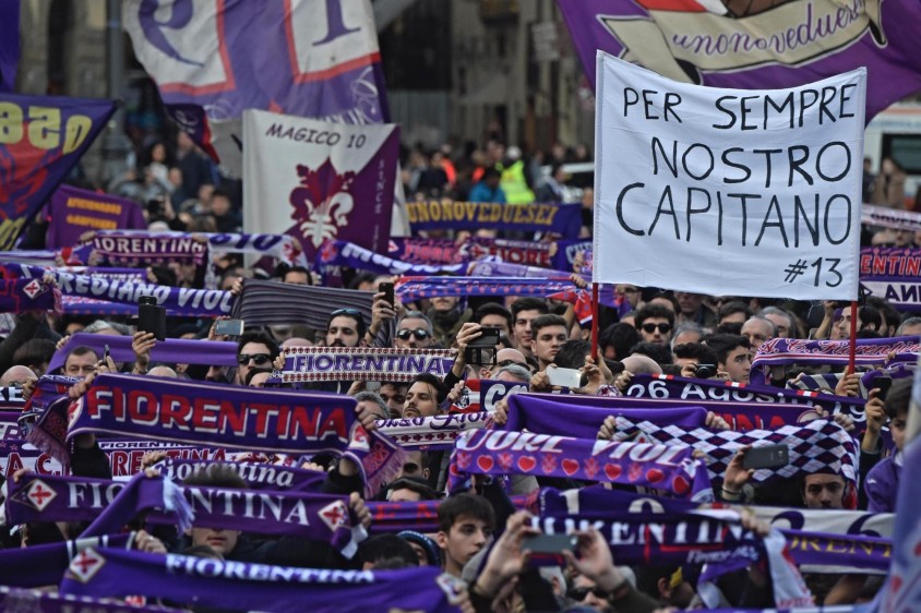 En la ciudad de Florencia se llevó a cabo el funeral del capitán de la Fiorentina, Davide Astori, en compañía de una multitud de gente que lo despidió. FOTO EFE
