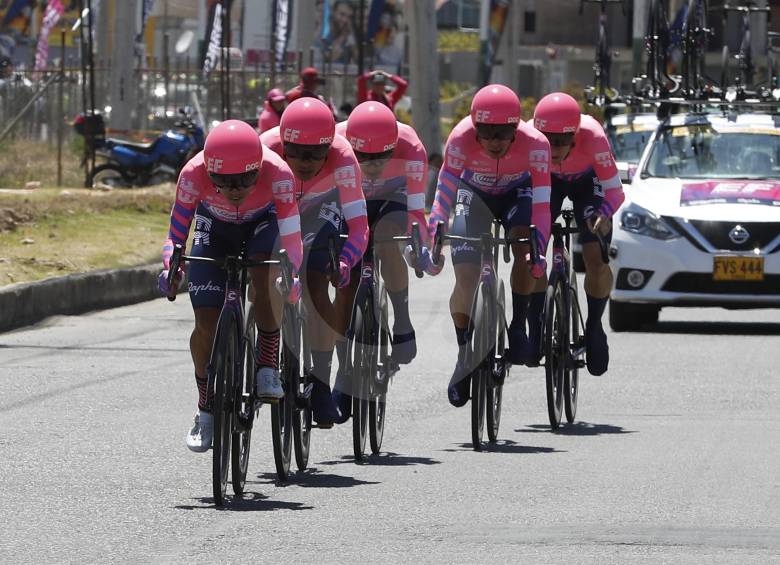 El equipo EF Education en acción durante la primera etapa del Tour Colombia. Al lado, Jonathan Caicedo, el líder. FOTOs manuel Saldarriaga