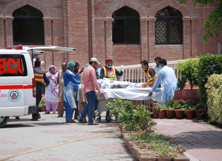 Explosión de un camión cisterna en Pakistán deja más de 100 muertos