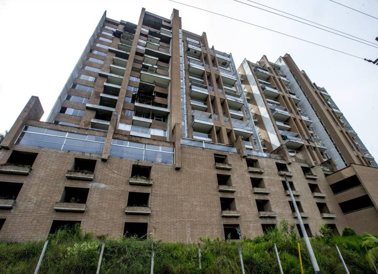 Continental Towers es vecina de la urbanización Space, en El Poblado, la cual fue demolida después de que fallas estructurales causaran el desplome de una torre y la muerte de 12 personas. FOTO: ARCHIVO.