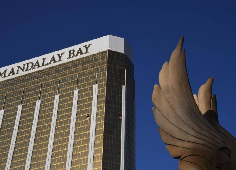 La ventana de la habitación del piso 32 del hotel Mandalay Bay, desde la que Paddock perpetró la matanza, aún permanece rota en Las Vegas. FOTO AFP