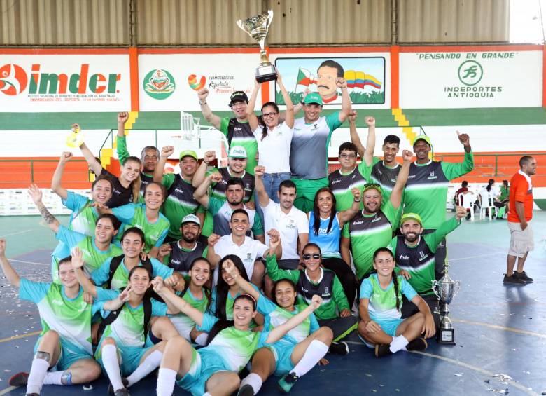 Medellín recibió el trofeo como ganador de la edición 42 de los Juegos Departamentales tras el título del equipo femenino de fútbol de salón. FOTO Rodrigo mora-Indeportes 