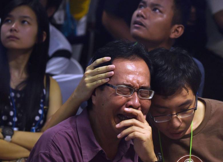 Las imágenes provocaron una dolorosa conmoción entre los familiares de los pasajeros que estaban viéndolas juntos en una sala de espera en el aeropuerto de Surabaya. FOTO AFP