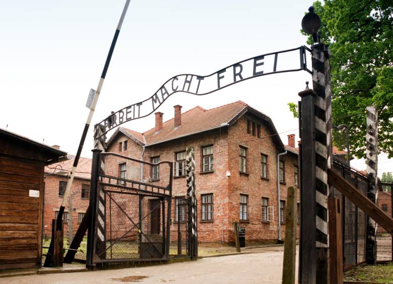 Puerta del campo de concentración de Auschwitz. Foto: Pública para reutilización. 