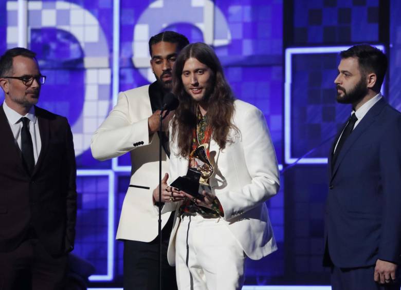 Ludwig Goransson acepta después de que Childish Gambino ganó la Grabación del año por This Is America. Foto: Reuters