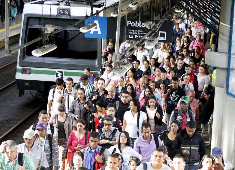 Para cumplir con la demanda de usuarios, el Metro está operando en horas pico con toda la flota permitida. FOTO Donaldo zuluaga