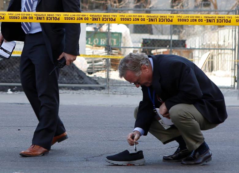 Un detective investiga la escena de los hechos en Canada. FOTO REUTERS