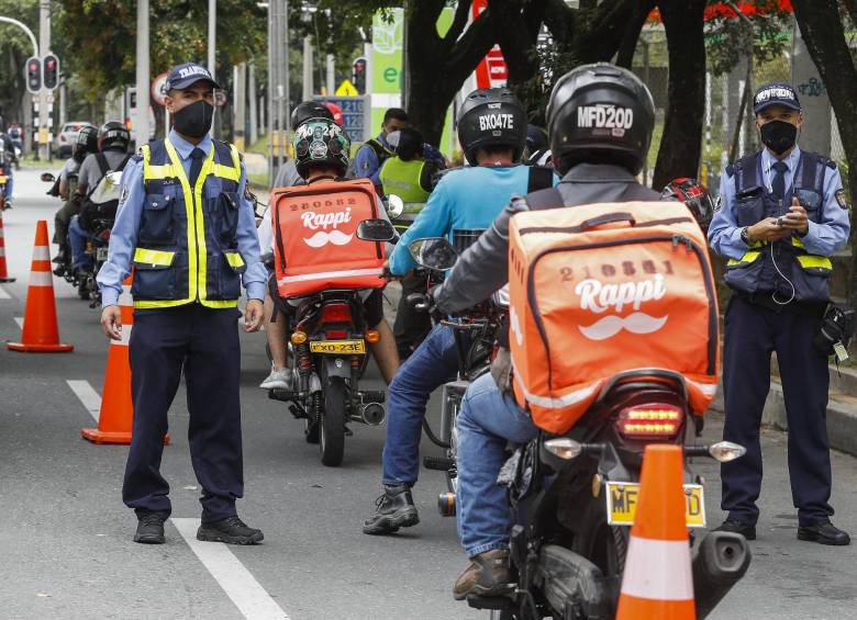 Como los restauranres y similares no pueden trabajar, sus domiciliarios tampoco están autorizados durante el toque de queda. FOTO MANUEL SALDARRIAGA