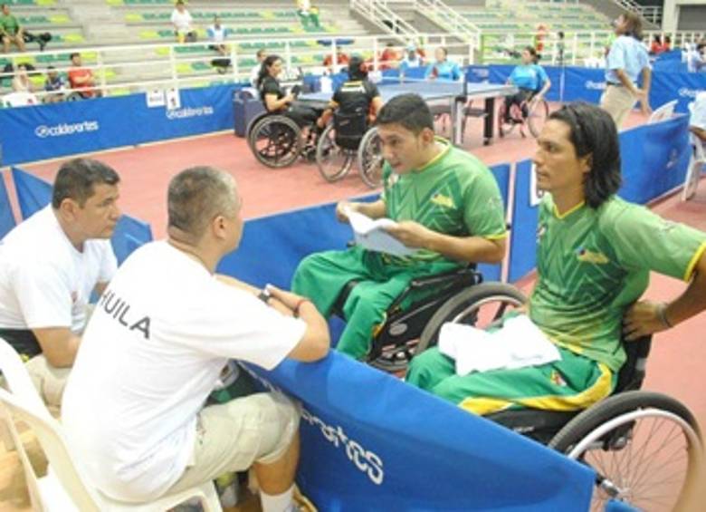 A la derecha Fabián Andrés Molano, un deportista paralímpico del Huila. FOTO INDER HUILA
