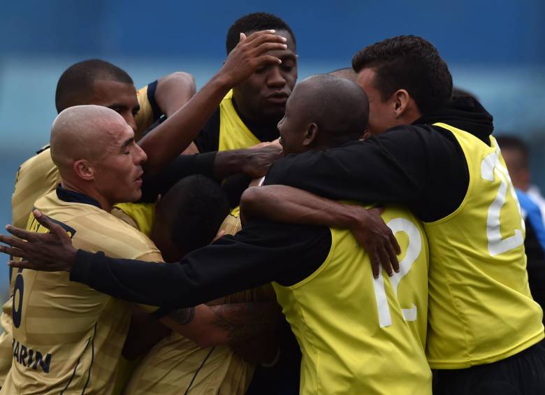 El festejo de los jugadores de Águilas, que tendrá como próximo rival a un club de muchos pergaminos, Olimpia. FOTO AFP