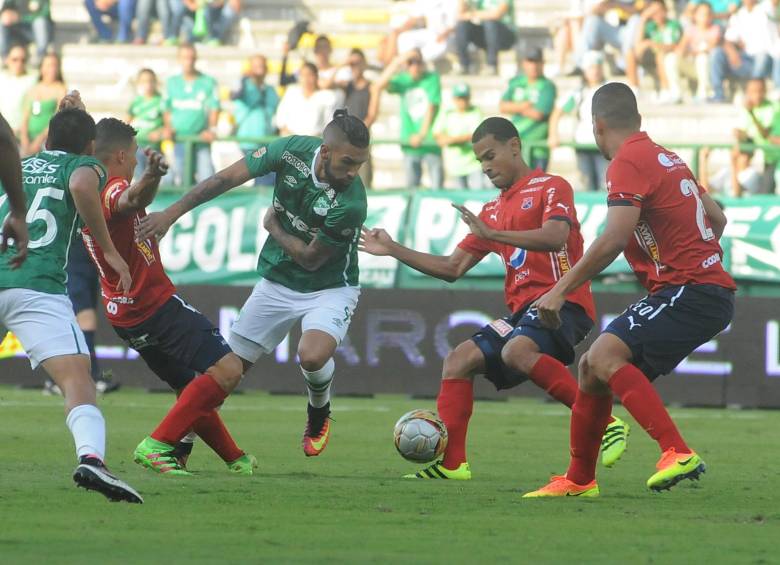 Buen resultado sacó Medellín en el estadio Palmaseca. Ronnie Fernández fue uno de los jugadores destacados en el local. Tuvo marca abundante de los rojos. FOTO Cortesía El País de Cali