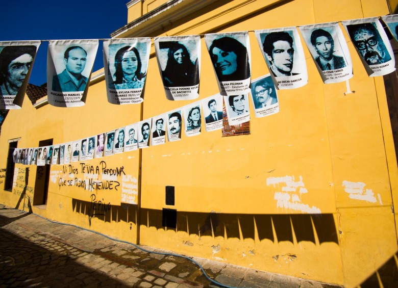 Manifestación en Córdoba con imágenes de desaparecidos.