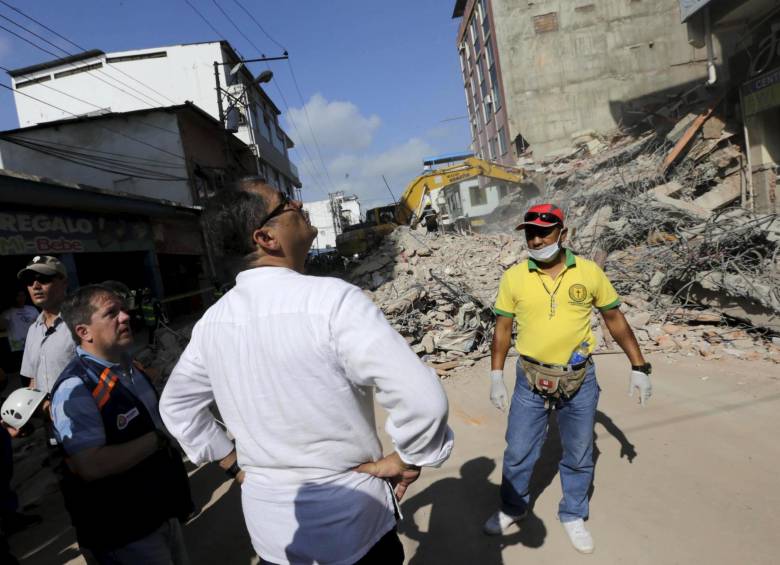 El presidente ecuatoriano escuchó atento a los rescatistas. FOTO Reuters
