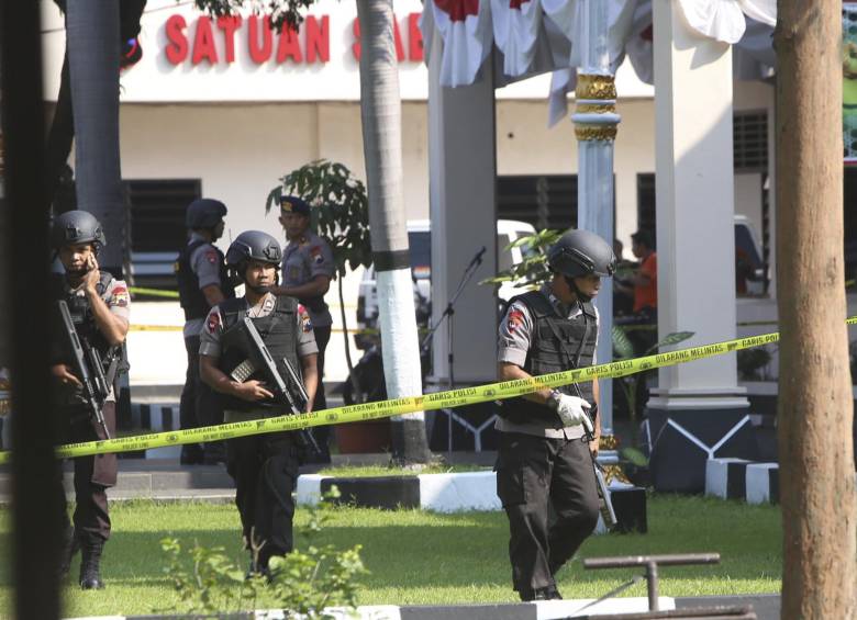 Las autoridades examinan zonas concurridas de Indonesia en busca de nuevos explosivos. FOTO AP