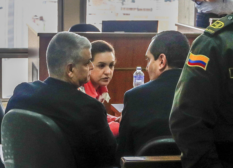 De izquierda a derecha, Héctor Londoño (exalcalde), Sara Cuervo (exalcaldesa) y Raúl Cardona (alcalde suspendido). FOTO Manuel Saldarriaga