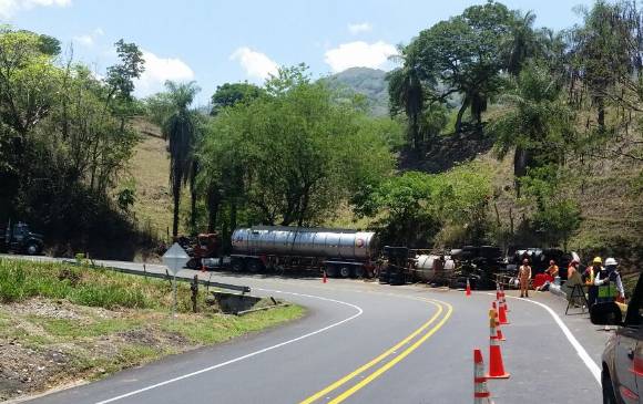 Emergencia ambiental por camión que derramó químicos en una quebrada de La Pintada