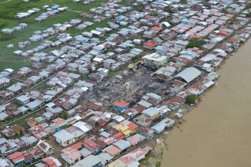 Así fue el voraz incendio en el municipio de Riosucio, Chocó y que dejó 72 viviendas afectadas, 320 personas damnificadas y muertas a una niña de 8 años y una mujer de 25. FOTO SÉPTIMA DIVISIÓN EJÉRCITO