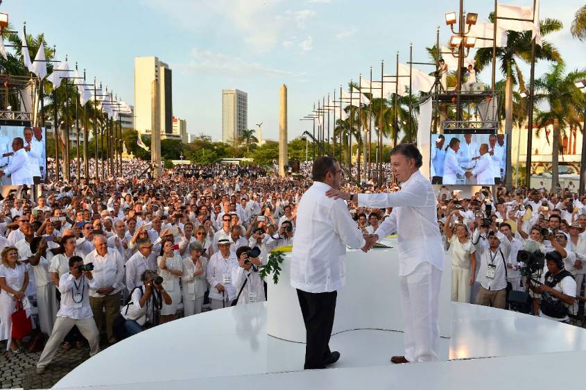 Tras la firma, Rodrigo Londoño y Juan Manuel Santos estrecharon sus manos. FOTO CORTESÍA PRESIDENCIA