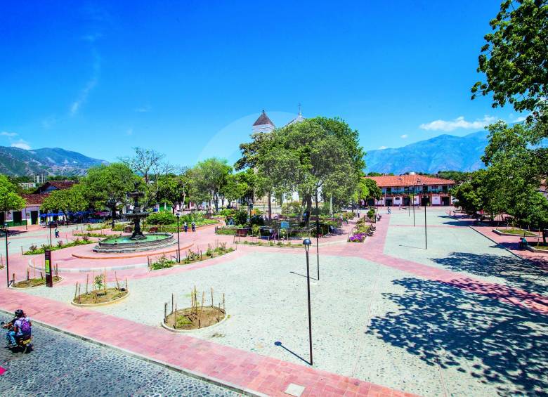 Un logro de la actual administración de Santa Fe de Antioquia es la remodelación del parque principal. Además, tomó medidas para restringir el parqueo y las ventas ambulantes. FOTO jaime pérez