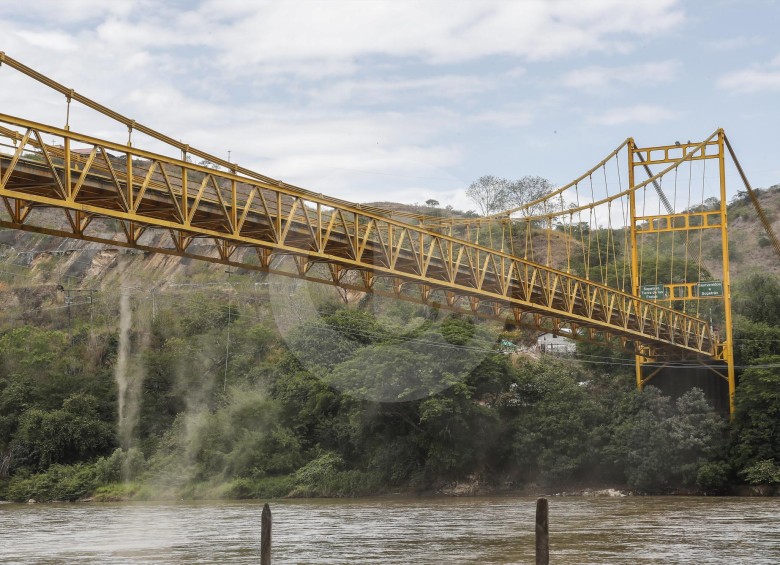 El puente atraviesa el río Cauca y comunica con las subregiones del Occidente y Urabá. FOTO archivo RÓBINSON SÁENZ